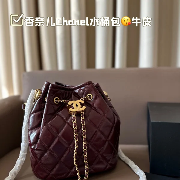 シャネル水桶バッグ,レッド本革バケットバッグ,オリジナル金具使用,高級感あふれる22×21cmバッグ
