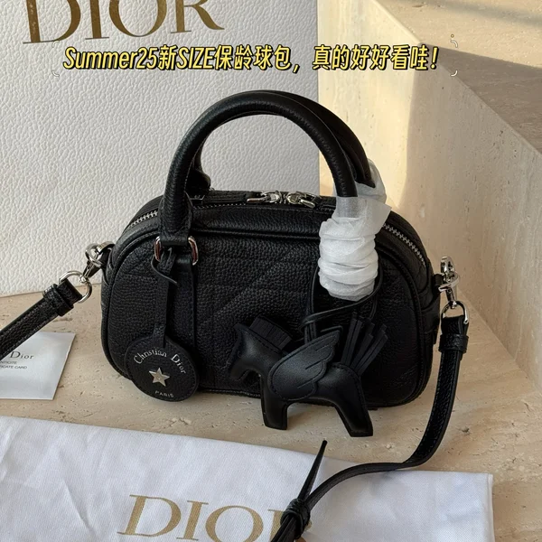 Dior VIBEクッションバッグ,Summer25新サイズ,収納力抜群,おしゃれボウリングバッグ