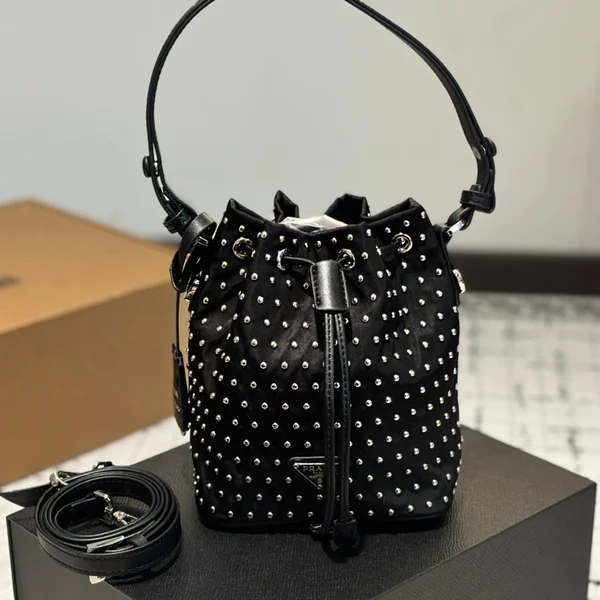 プラダ（PRADA）の女優朱珠（ジュジュ）愛用のナイロンチェーンバッグ
