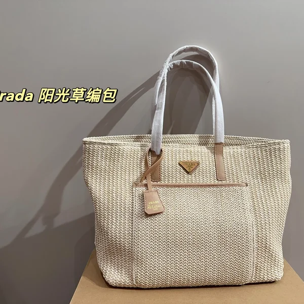 プラダ（PRADA）のサマーストローバッグ