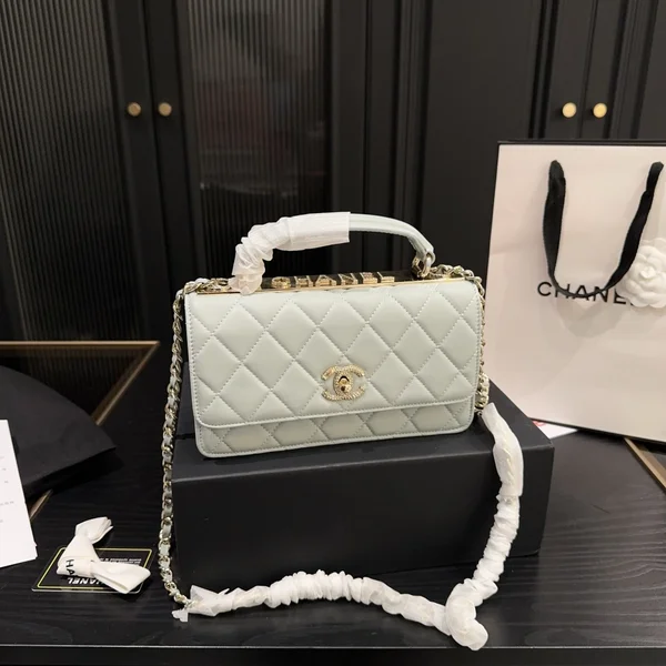 Chanel シャネル 24P パールチェーンバッグ ホワイト ミニショルダー 20×11cm