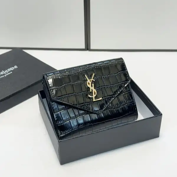 YSL イヴ・サンローラン エンボス加工 カーフスキン 短財布 人気モデル 10×9cm