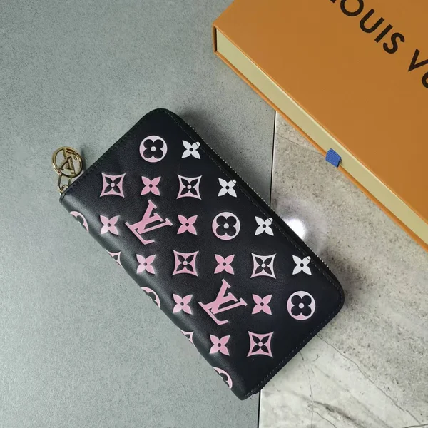LV M12152 Zippy 長財布 ピンクラムスキン エンボスLVパターン 12カード収納 ジッパー付き