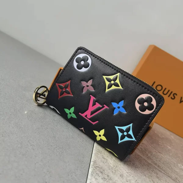 LV M13829 Lou Coussin 短財布 モノグラムエンボスラムレザー カラフルデザイン 小銭入れ付き